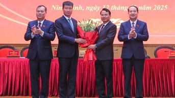 Ông Trần Huy Tuấn làm Chủ tịch UBND tỉnh Ninh Bình