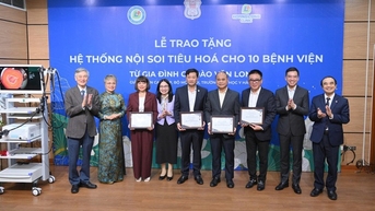 ក្រុមគ្រួសាររបស់សាស្ត្រាចារ្យ Dao Van Long បានបរិច្ចាគប្រព័ន្ធ endoscopy រំលាយអាហារចំនួន 10 រួមចំណែកក្នុងការលើកកម្ពស់គុណភាពនៃការថែទាំសុខភាពបឋម។