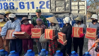 ប្រគល់ទឹកចម្រោះចំនួន ២០០ដប ជូនប្រជាពលរដ្ឋនៅតំបន់រងគ្រោះដោយខ្យល់ព្យុះ ក្នុងសង្កាត់ Song Cau