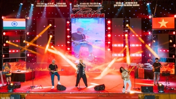 រាត្រីតន្ត្រីរ៉ុកដ៏រំភើប Parikrama - ប្រទេសឥណ្ឌា