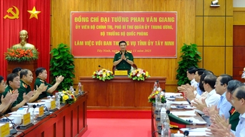 រដ្ឋមន្ត្រី Phan Van Giang ធ្វើការជាមួយ Tay Ninh ត្រៀមខ្លួនសម្រាប់ការផ្លាស់ប្តូរវិស័យការពារជាតិវៀតណាម-កម្ពុជា។