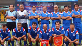 "សំណើចចាស់" Ho Van Loi - សិល្បករនៅលើទីលានបាល់ទាត់
