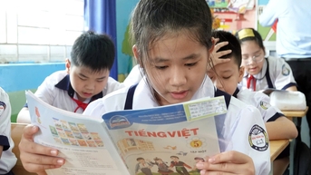 សំណុំសៀវភៅសិក្សាដែលបង្រួបបង្រួម៖ កាត់បន្ថយការផ្ទុកកម្មវិធីសិក្សា ជំរុញការបង្កើតថ្មីក្នុងការបង្រៀន និងរៀន