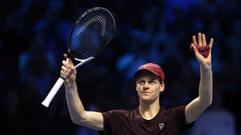 Sinner đánh bại Zverev lần thứ ba trong 17 ngày, vào bán kết ATP Finals
