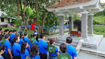 គណៈប្រតិភូឃោសនា និងសារព័ត៌មានរបស់ទីក្រុងហូជីមិញ អុជធូបនៅអាស័យដ្ឋានក្រហមនៃសារព័ត៌មានបដិវត្តន៍។