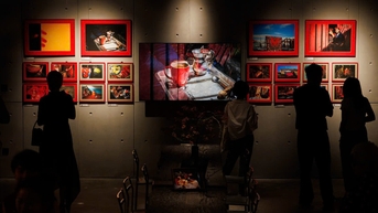 Triển lãm 'Đỏ' độc đáo của ba nhiếp ảnh gia