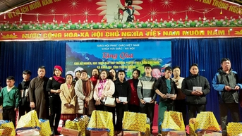 អំណោយចំនួន 100 ជូនសិស្សានុសិស្ស និងគ្រួសារក្រីក្រនៅឃុំខ្វាវ