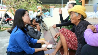 សម្ព័ន្ធយុវជនមជ្ឈិមបានចុះសួរសុខទុក្ខ លើកទឹកចិត្ត និងផ្តល់អំណោយដល់កុមារ និងប្រជាពលរដ្ឋដែលរងផលប៉ះពាល់ធ្ងន់ធ្ងរដោយខ្យល់ព្យុះ និងទឹកជំនន់នៅទីក្រុង Dak Lak។