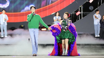 Den Vau កាន់ដៃជាមួយ Hoang Thuy Linh៖ 'បង្កព្យុះ' ជាមួយ 'កក់ក្តៅ' នៅលើឆាក