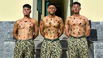 Thủ khoa đặc công nước kể 24 giờ thả trôi trên biển, vừa bơi vừa ăn cháo