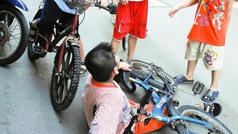 ក្មេងប្រុសអាយុ 9 ឆ្នាំចូលមន្ទីរពេទ្យដោយសារតែរបួសធ្ងន់ធ្ងរទៅ "តំបន់ឯកជន" របស់គាត់ពេលកំពុងលេង