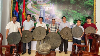 Người dân hiến tặng cho xã Ia Dom bộ chiêng có tuổi đời 200 năm