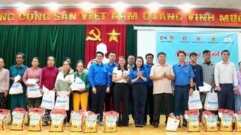 Trung ương Đoàn thăm, trao gần 3 tỷ đồng tặng người dân bị ảnh...