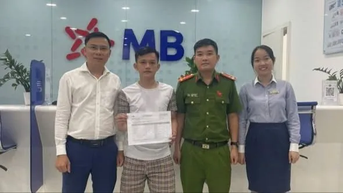 ប្រគល់ប្រាក់ជិត 500 លានដុងទៅអ្នកដែលបានផ្ទេរវាដោយច្រឡំ