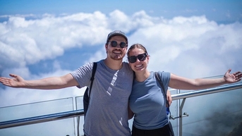 Du khách Tây thích thú săn mây, check in hoa Sen đá trên đỉnh Fansipan