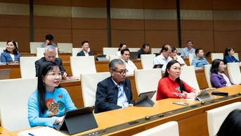 ប្រតិភូ​រដ្ឋសភា​ស្នើ​ឲ្យ​បញ្ជាក់​ពី​សិទ្ធិ​របស់​មន្ត្រី​រាជការ​ក្នុង​ការ​ចូល​រួម​អាជីវកម្ម