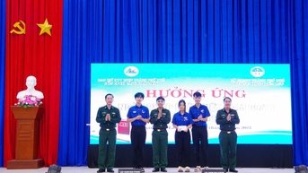 បន្លឺកណ្តឹងច្បាប់ ផ្តល់សៀវភៅចំនួន 500 ក្បាលដល់សិស្ស