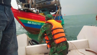 ជួយសង្គ្រោះអ្នកនេសាទ ៣ នាក់ពីការលិចទូកនេសាទនៅសមុទ្រ Nghe An