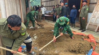 Di chuyển nguyên vẹn 4 ngôi nhà vùng nguy cơ sạt lở núi đến nơi an toàn