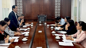 នាយក Nguyen Trung Khanh ធ្វើការនៅ Lam Dong លើការគ្រប់គ្រង និងអាជីវកម្មនៃគ្រឹះស្ថានស្នាក់នៅទេសចរណ៍ក្នុងតំបន់។