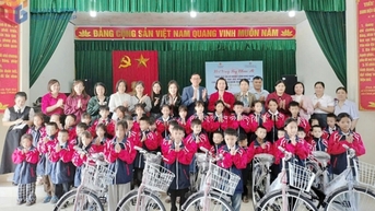 ឧបត្ថម្ភ​ដល់​សិស្សានុសិស្ស​ដែល​ជួប​ការ​លំបាក និង​ជួប​ការលំបាក​ក្នុង​ឃុំ​ដុង​ងឿ​