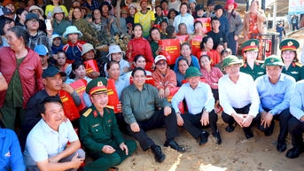 នាយករដ្ឋមន្ត្រី Pham Minh Chinh បានទៅសួរសុខទុក្ខ និងលើកទឹកចិត្តប្រជាជនឃុំ De Gi។