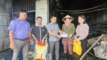 Phường Lý Văn Lâm kịp thời hỗ trợ hộ dân bị cháy nhà