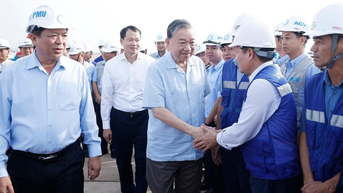 អគ្គលេខាធិកា To Lam ធ្វើការនៅការដ្ឋានសាងសង់ព្រលានយន្តហោះអន្តរជាតិ Long Thanh។