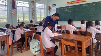 Thầy trò vùng bão vừa dọn trường vừa duy trì dạy học