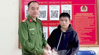 នគរបាល​ឃុំ Dinh Hoa៖ ជួយ​ទាន់​ពេល​វេលា​សម្រាប់​យុវជន​ម្នាក់​ដែល​វង្វេង​ផ្លូវ​ទៅ​ផ្ទះ