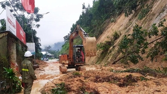 Công bố tình huống khẩn cấp để sửa chữa tuyến Trường Sơn Đông hư hỏng sau bão số 12