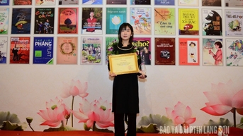 សិស្សានុសិស្សមកពីតំបន់ព្រំដែន Lang Son ដណ្តើមបានពានរង្វាន់ដ៏មានកិត្យានុភាពបំផុតនៃការប្រលង “ឯកអគ្គរដ្ឋទូតវប្បធម៌អំណានឆ្នាំ ២០២៥”