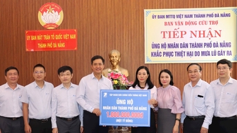 Ủy ban MTTQ Việt Nam thành phố tiếp nhận 2 tỷ đồng hỗ trợ đồng bào bị lũ lụt