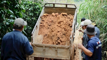 Hỗ trợ đá để người dân làm đường tạm xuyên rừng qua đèo D’Ran