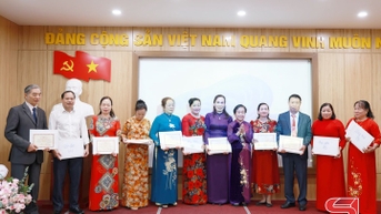 ជួបសំណេះសំណាលជាមួយអតីតគ្រូឆ្នើមក្នុងទិវាគ្រូបង្រៀនវៀតណាម