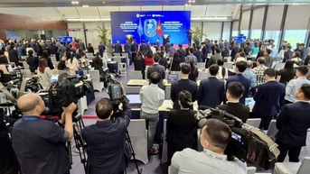 រឿងរ៉ាវដែលមិនអាចនិយាយបាននៅពីក្រោយកញ្ចក់នៃពិធីចុះហត្ថលេខាលើអនុសញ្ញាទីក្រុងហាណូយ