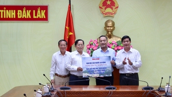 UBND tỉnh tiếp nhận 700 triệu đồng hỗ trợ khắc phục hậu quả cơn bão số 13 từ Báo Người lao động