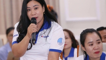 គ្រូ​ស្រី​ស្រក់​ទឹក​ភ្នែក ពេល​អាហារ​ថ្ងៃ​ត្រង់​របស់​សិស្ស​មាន​តែ​បុរស និង​បន្លែ