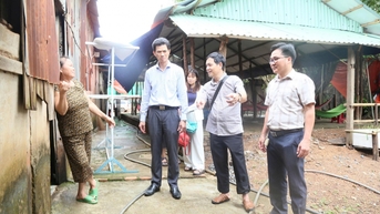 Kiểm tra công tác vệ sinh môi trường, phòng chống dịch bệnh do mưa lũ tại xã Ea Rốk