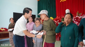 Tỉnh Đoàn Đắk Lắk hỗ trợ người dân bị ảnh hưởng sau bão số 13