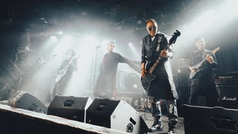 Ban nhạc rock Việt mặc áo dài trình diễn trên sân khấu huyền thoại ở Mỹ