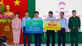 ធនាគារ VPBank គាំទ្រខេត្ត Gia Lai ចំនួន 15 ពាន់លានដុង ដើម្បីជំនះការបំផ្លិចបំផ្លាញបន្ទាប់ពីព្យុះលេខ 13