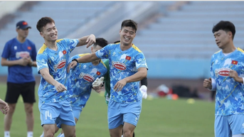 គ្រូ​បង្វឹក Kim Sang Sik ទទួល​បាន​ដំណឹង​ល្អ ឌុយ ម៉ាញ ពាក់​ខ្សែ​ក្រវាត់​ប្រធាន​ក្រុម