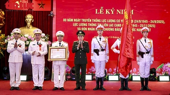 កងកម្លាំង Cryptography and Communications បានទទួលមេដាយការពារមាតុភូមិថ្នាក់ដំបូង។