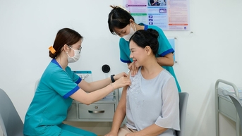 មនុស្សរាប់ពាន់នាក់នៅតំបន់ភាគកណ្តាលបានទទួលវ៉ាក់សាំងការពារជំងឺតេតាណូសដោយឥតគិតថ្លៃពីទីក្រុងឡុងចូវ បន្ទាប់ពីព្យុះ និងទឹកជំនន់។