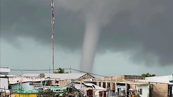 Xuất hiện vòi rồng trên vùng biển Cà Mau