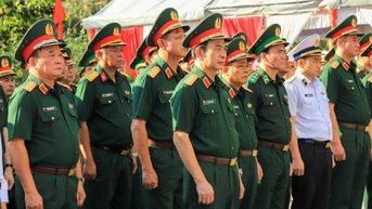 Đoàn đại biểu Bộ Quốc phòng viếng Nghĩa trang liệt sĩ Đồi 82