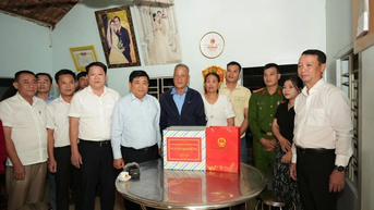 Phó Thủ tướng Nguyễn Chí Dũng thăm, tặng quà người dân vùng thiên tai tại Huế