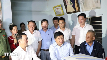 Phó Thủ tướng Nguyễn Chí Dũng tặng quà các hộ dân bị ảnh hưởng mưa lũ tại Huế