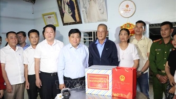 Phó Thủ tướng Nguyễn Chí Dũng thăm và tặng quà các hộ dân bị ảnh hưởng mưa lũ tại Huế